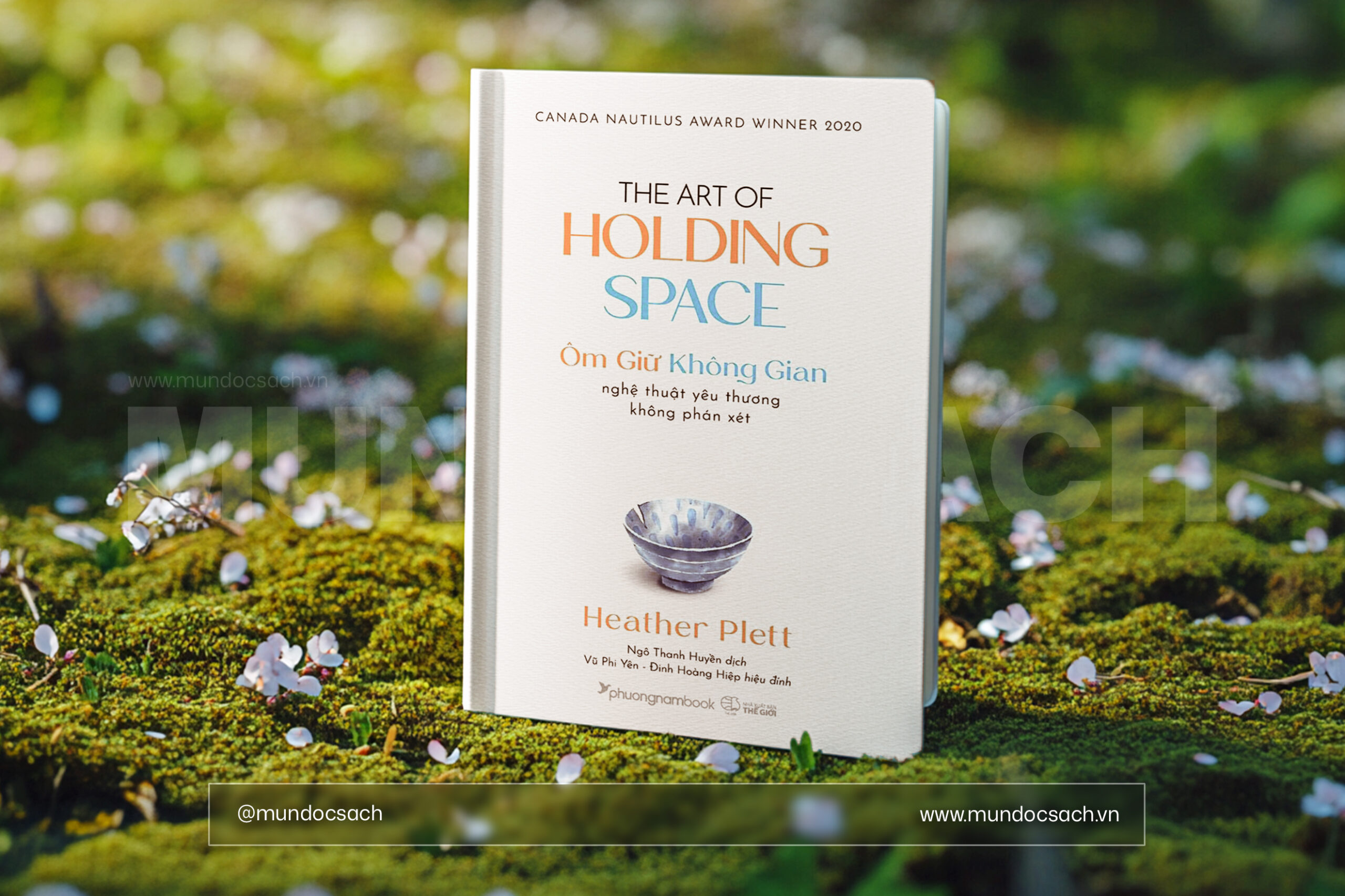 Bìa sách Ôm Giữ Không Gian – Nghệ Thuật Yêu Thương Không Phán Xét của Heather Plett
