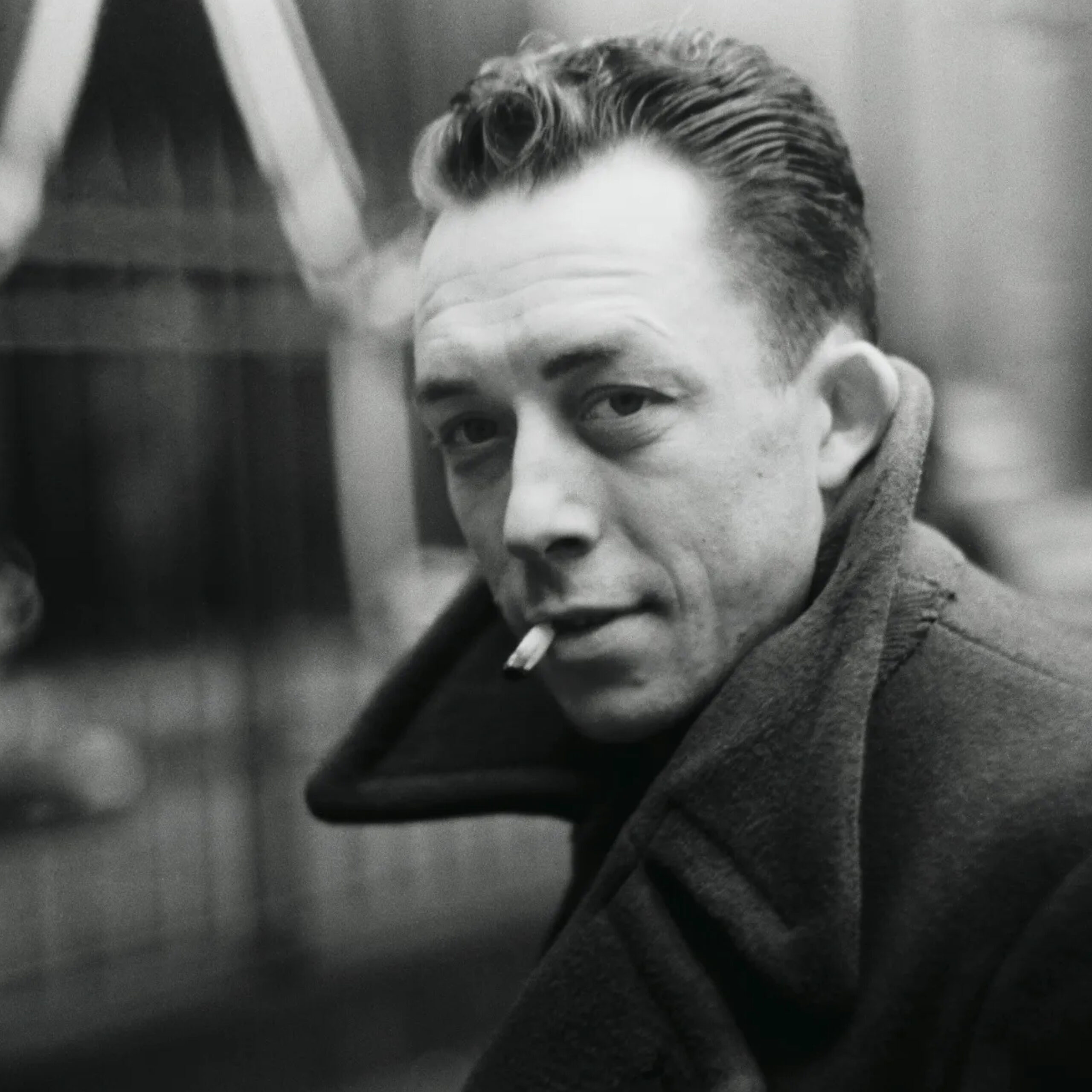 Chân dung nhà văn Albert Camus năm 1957, sau khi nhận Nobel Văn học